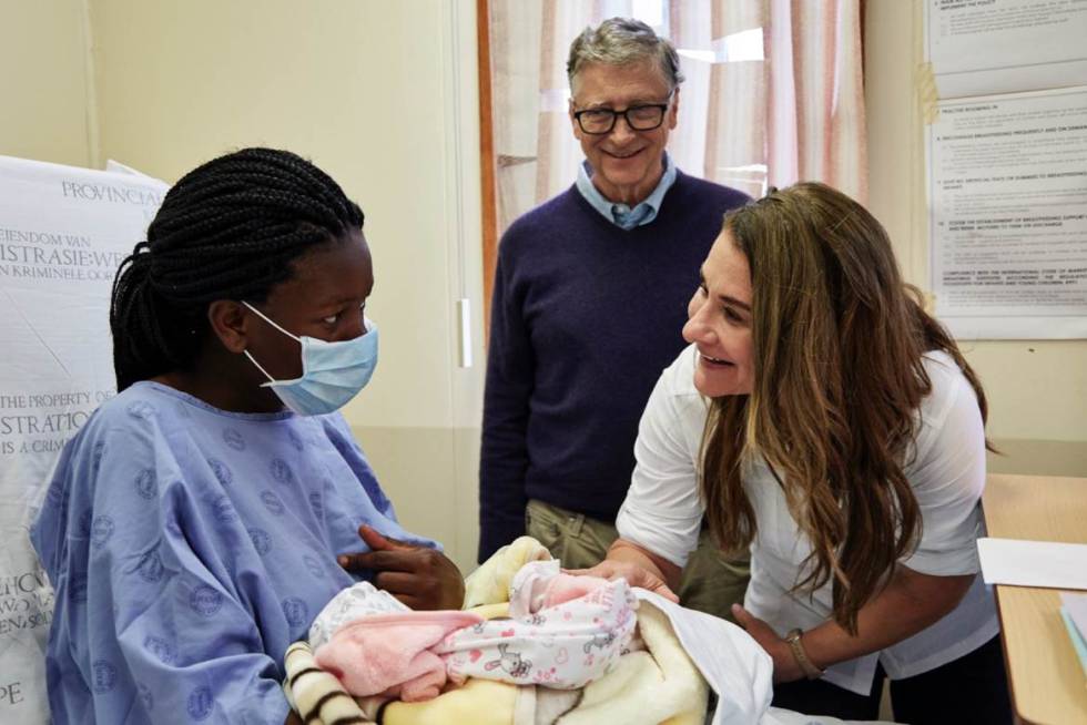 Bill y Melinda Gates visitan a una mujer tras parir en un hospital en Capetown (Sudáfrica).