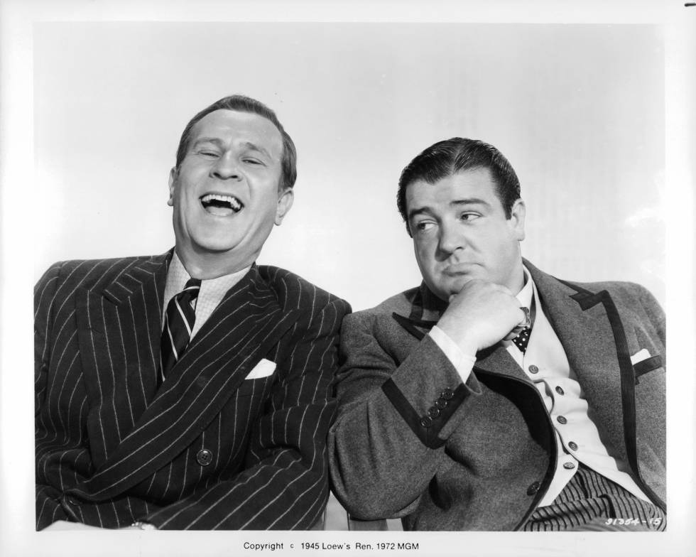 Bud Abbott se carcajea mientras Lou Costello le mira en una escena de una de las 37 películas que compartieron, 'Abbott y Costello en Hollywood' (1945).