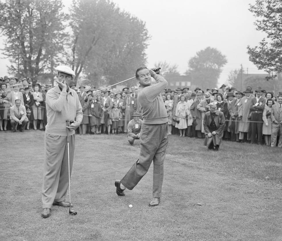 Bing Crosby y Bon Hope jugando al golf en Filadelfia en 1943. Crosby falleció de un ataque al corazón en Alcobendas, Madrid, en 1977 mientras jugaba a este deporte.
