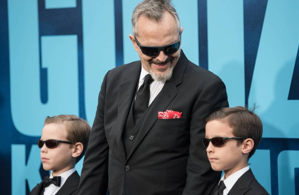 Miguel Bosé y sus hijos, Diego y Tadeo, en un estreno en Hollywood, el pasado mayo.