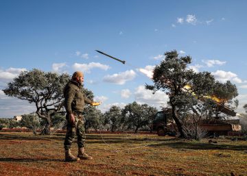 Un combatiente sirio dispara remotamente un cohete desde un lanzador montado en un camión en Alepo (Siria), el 10 de febrero.