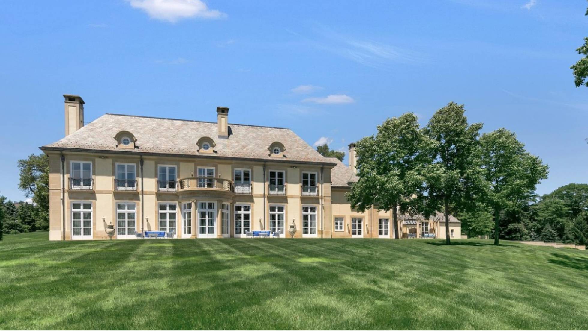 Façade de la maison de Jon Bon Jovi dans le New Jersey, qui est actuellement en vente.