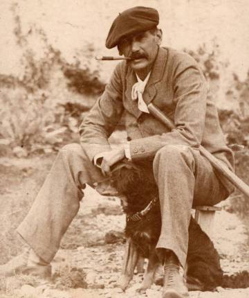 Benito Pérez Galdós, en la finca familiar de Los Lirios en Gran Canaria en 1894.