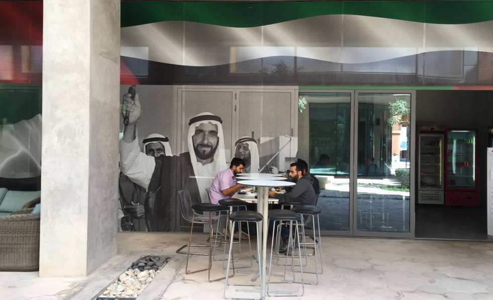 Una de las pocas cafeterías que se pueden encontrar en Masdar.