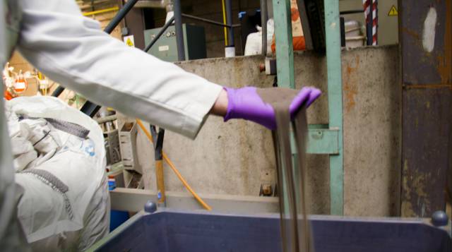 El coltán que llega de la mina de Penouta.