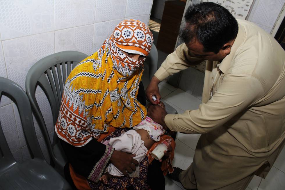 Un bebé recibe la vacuna de la polio en un pequeño centro de salud del sur de la ciudad de Karachi, en la provincia pakistaní de Sind.
