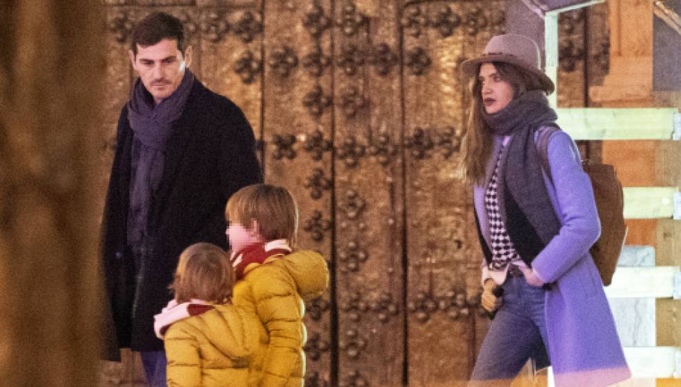Iker Casillas, Sara Carbonero y sus dos hijos, el pasado diciembre en Corral de Almaguer, Toledo.