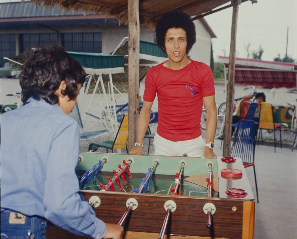 Gianni Bella, autor de 'Este amor ya no se toca', jugando al futbolín en 1974.