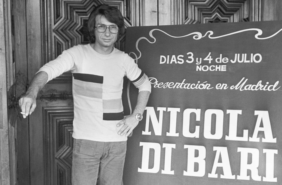 Nicola di Bari antes de dar un concierto en Madrid en 1973. A principios de los años setenta, el músico grabó discos, hizo giras por diferentes países y participó en películas y programas de televisión.