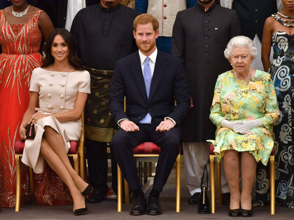 La reina Isabel, con los duques de Sussex en junio de 2018.