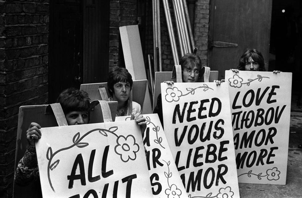 Los Beatles, en los estudios EMI en St John’ s Wood, en Londres, a punto de presentar su nuevo single ante unos 350 millones de espectadores. 