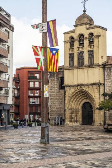 Banderas y carteles en la plaza de Agustindarren.