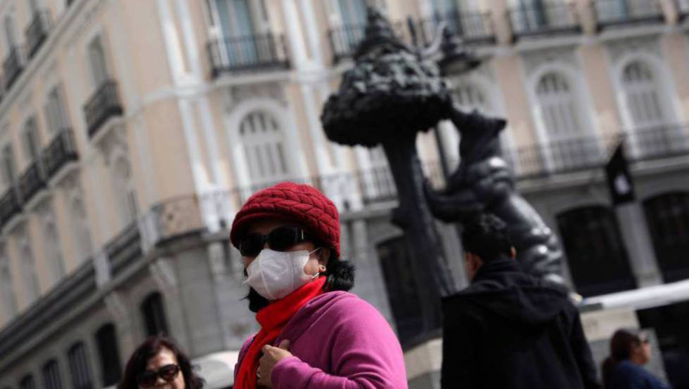 Una turista con mascarilla en la Puerta del Sol de Madrid.