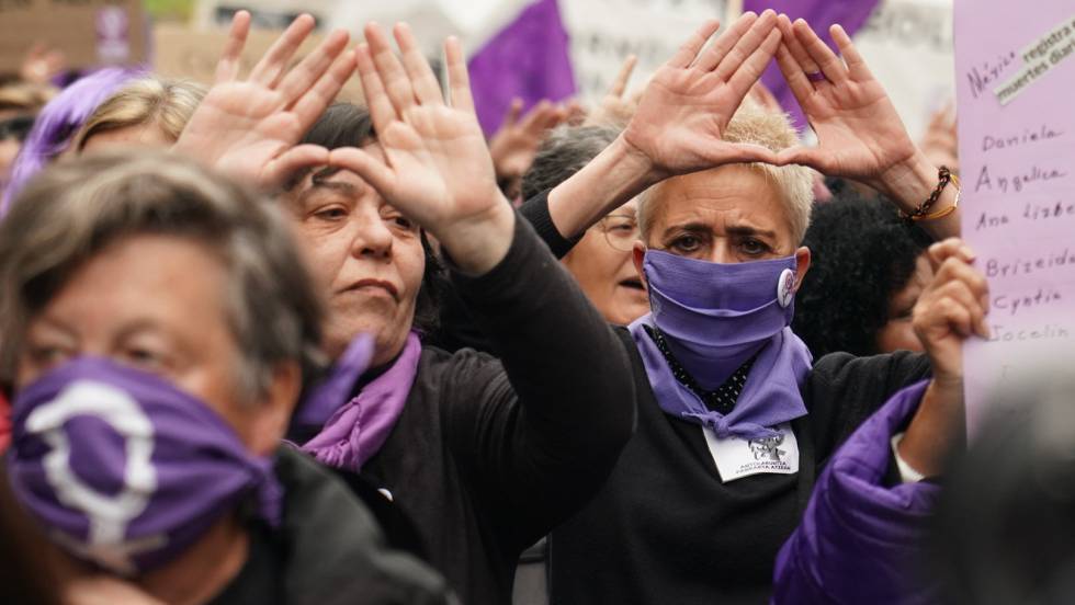 Varias mujeres en la manifestación del 8 de marzo en Bilbao.rn 