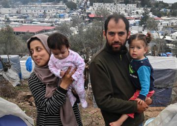 Dos familias sirias de Alepo e Idlib, en hacinado campamento de Moria en la isla de Lesbos (Grecia), el pasado sábado.
