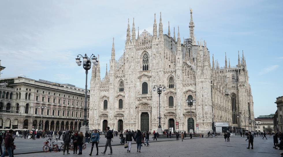 La plaza del Duomo de Milán, semivacía tras las restricciones del Gobierno italiano.