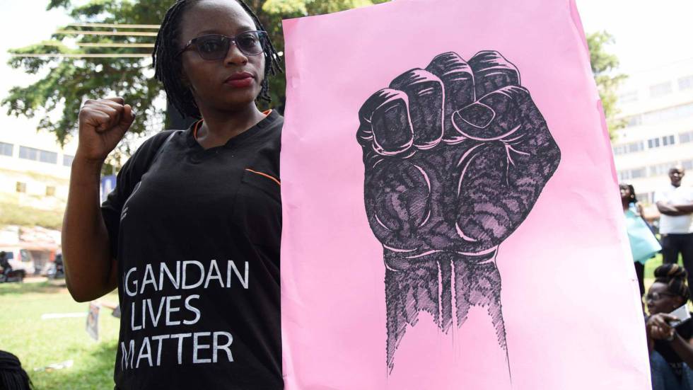 Una participante en una protesta en Kampala, capital ugandesa, que sacó a miles de mujeres a las calles para denunciar la violencia machista, en junio de 2018.