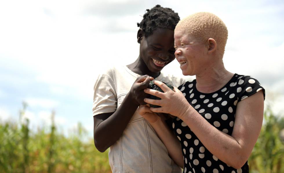 Catherine Amidu, a la derecha, con su mejor amiga Aisha en su casa de Machinga, en Malawi, el 9 de febrero de 2020.
