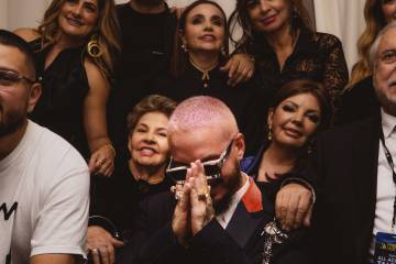 J Balvin, en su camerino tras recibir el Premio Lo Nuestro al icono mundial en Miami. Tras él, su madre, Albita, y su abuela.