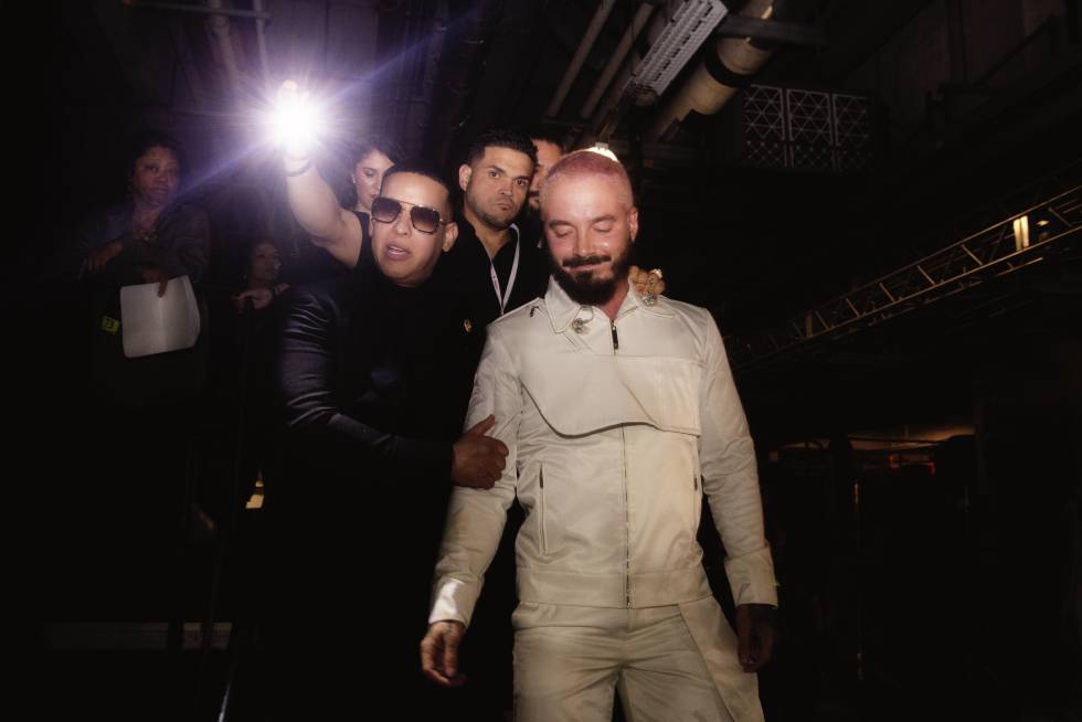 El papito del reguetón Daddy Yankee abraza a J Balvin tras entregarle el Premio Lo Nuestro al icono mundial en Miami.