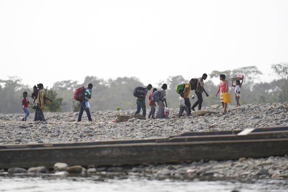 Janete y su familia, cruzando el rio en Bajo Chiquito.