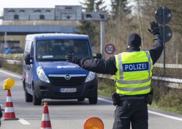 La policía alemana realiza controles cerca de la frontera francesa, el viernes, ante el avance del coronavirus.  