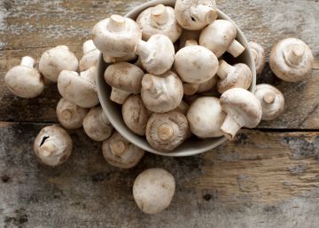 Esta es la mejor forma de quitarle toda la tierra a los champiñones (y no es bajo el grifo)