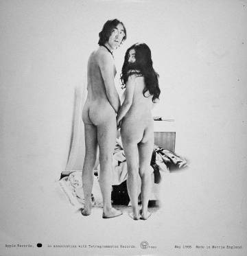 El mismo John Lennon, activando el disparador automático de la cámara, sacó la foto en la que aparece junto a Yoko Ono sin ropa y que acabaría siendo la portada del disco 'Two virgins'.
