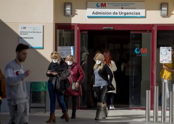 Varias personas salen de Urgencias del Hospital Gregorio Marañón de Madrid.