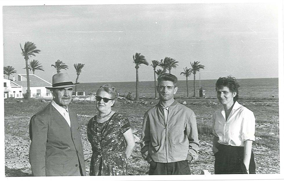 El dictador croata Ante Pavelic, con sombrero, a finales de la década de los cincuenta durante unas vacaciones en Santa Pola (Alicante) con su esposa María, a su izquierda, y sus hijos Velimir y Visnja.