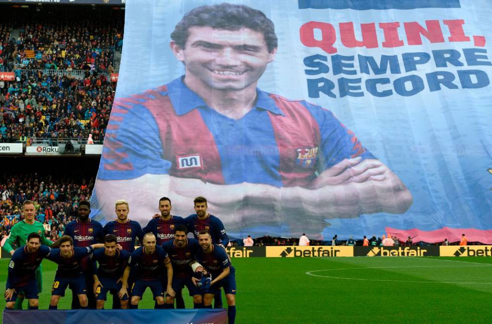 Los jugadores del Barcelona posan frente a una pancarta gigante en memoria del exfutbolista español Enrique Castro