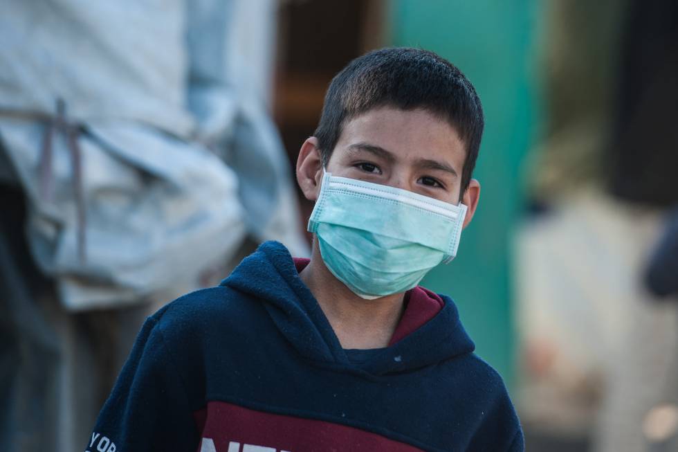 Un niño que vive en el campo de refugiados de Moria, con mascarilla.