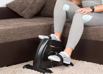 Haz ejercicio desde el salón con esta mini bicicleta estática superventas en Amazon