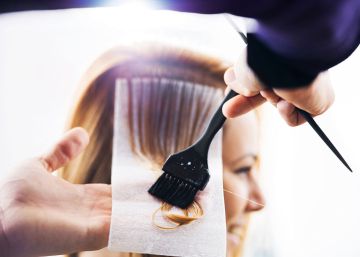 Un tinte y 8 trucos para teñirte el pelo en casa y que te quede bien
