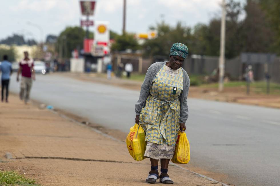 En un barrio del este de Johannesburgo, una residente local camina de vuelta a casa. En pleno confinamiento de Sudáfrica para contener la covid-19, la población más vulnerable vive al día.
