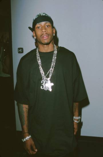 Allen Iverson asiste a The 2000 Source Hip-Hop Music Awards vestido con una camiseta en la que cabrían cuatro tipos como él.