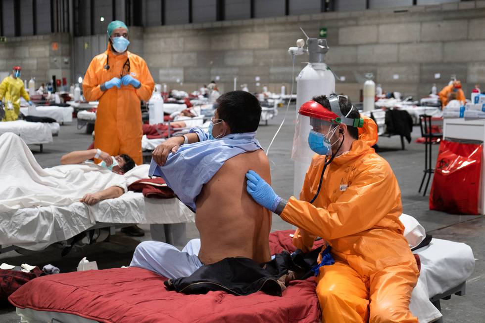 Por dentro de um hospital de campanha na Espanha que luta contra o