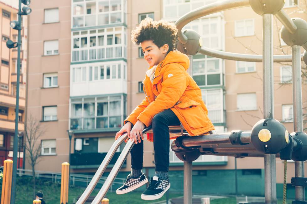 Un niño juega en un parque comunitario.