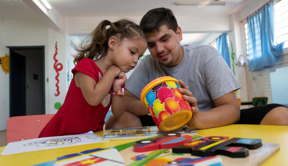 Un padre juega con su hija en un centro educativo en Paraguay.