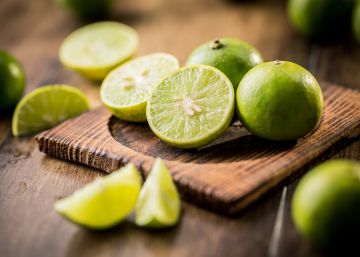 El mojito no se hace con lima exprimida en el fondo del vaso, esta es la forma de ponerla