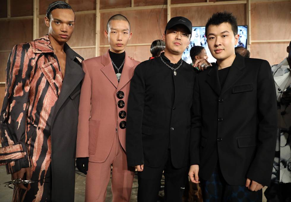 Los diseñadores de Pronounce Yushan Li y Jun Zhou (ambos de negro), en el backstage de un desfile en Londres.