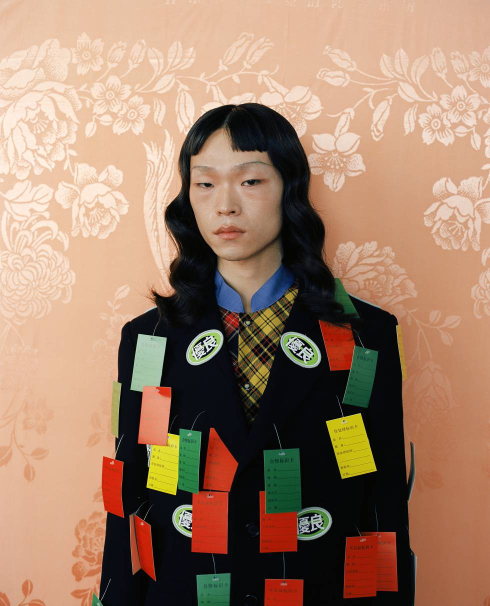 El modelo lleva chaqueta de Staffonly y camisa de cuadros con cuello Mao de Junwei Lin.