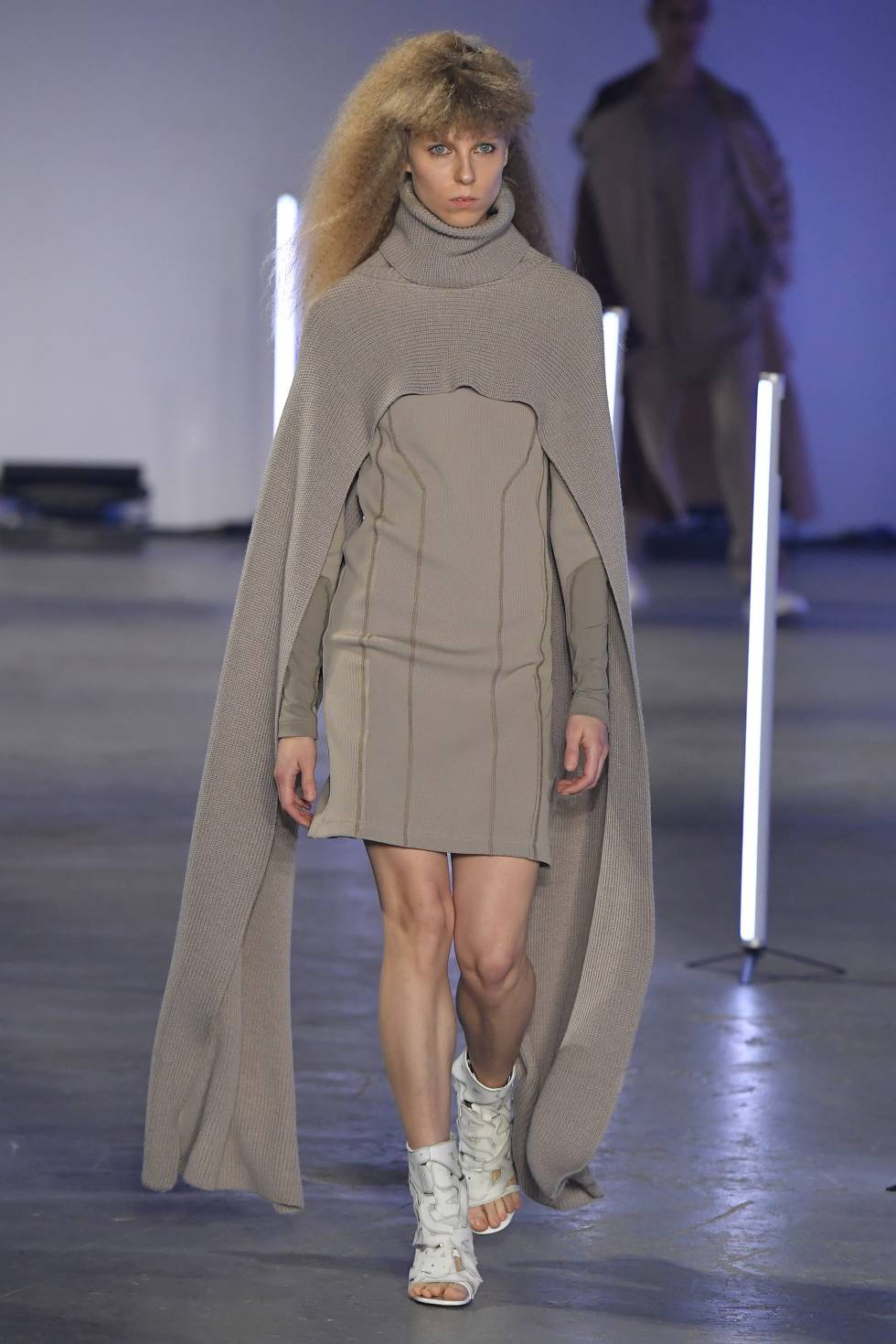 Vestido con capa de Feng Chen Wang.
