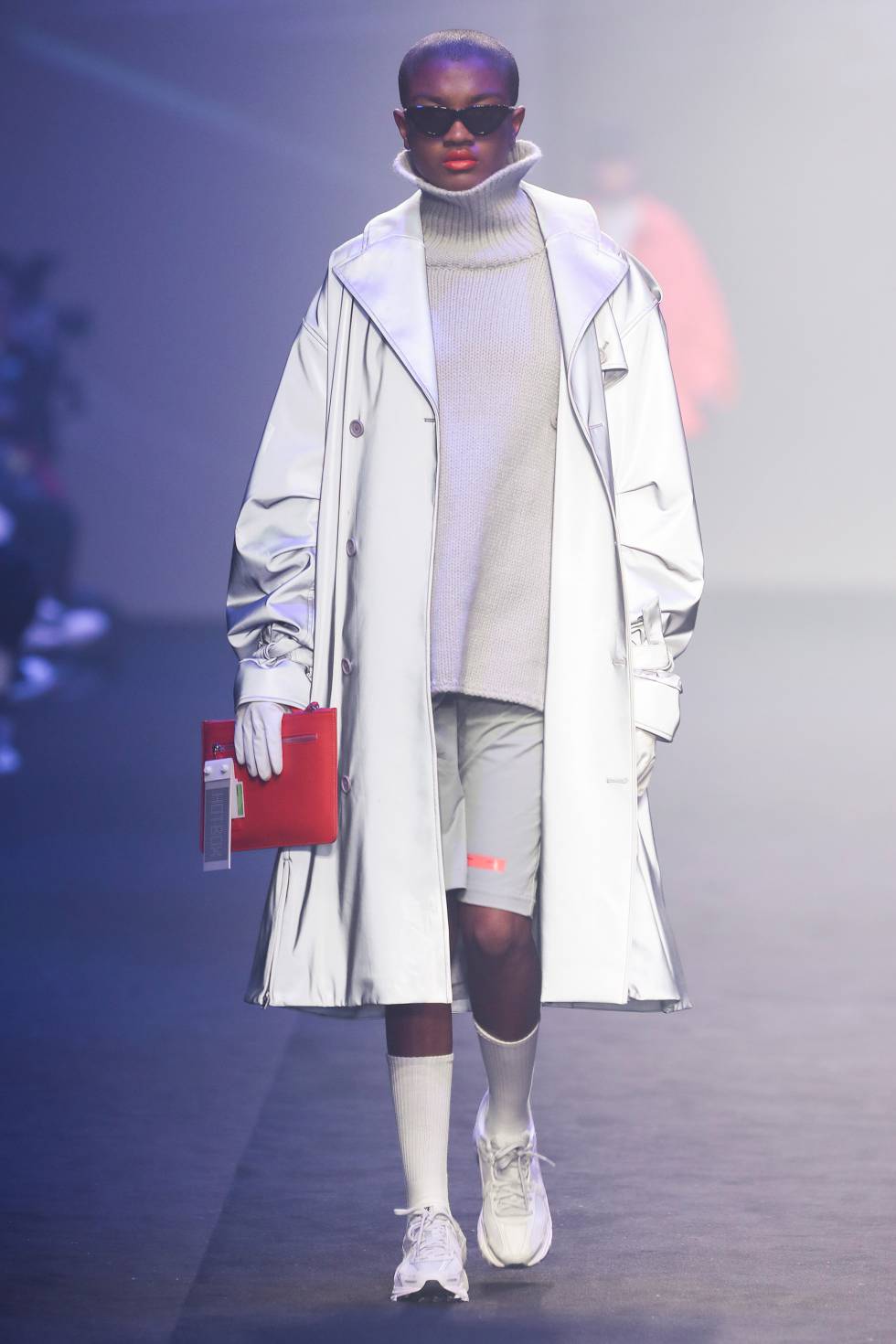 Un modelo de la colección primavera verano de Roaringwild.