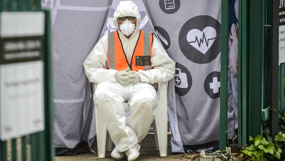 Un trabajador con traje protector en Sudáfrica, donde se ha decretado el confinamiento nacional.