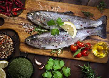 El secreto que da ese tono rosado a las truchas asalmonadas