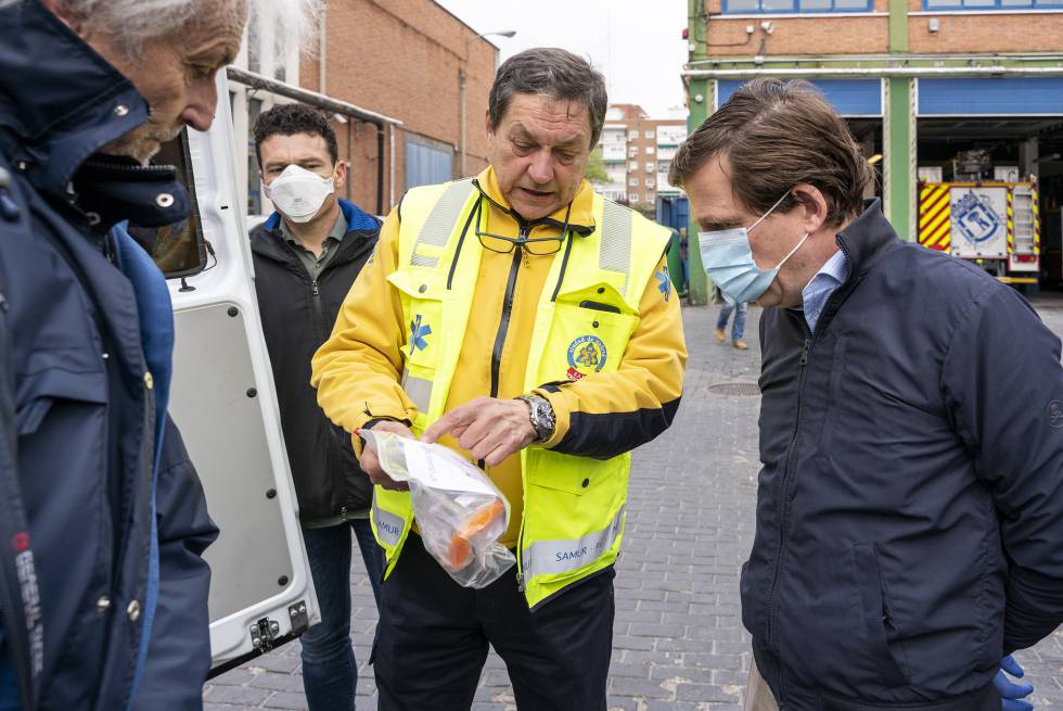 Un bombero muestra el material sanitario a Martínez-Almeida.