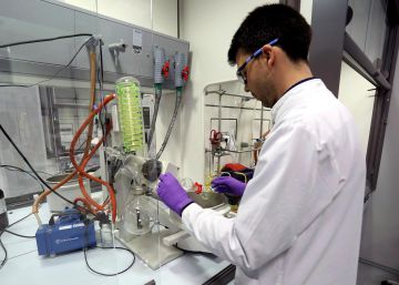 Un técnico de laboratorio trabaja en un tratamiento para la Covid-19.