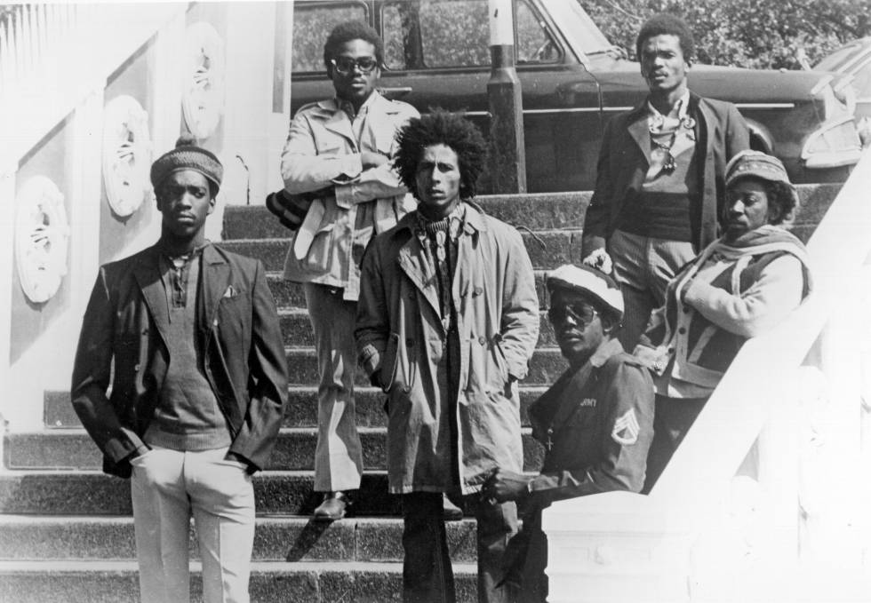 La formación en directo The Wailers en 1973 en Londres. De izquierda a derecha Peter McIntosh 'Tosh', Aston 'Family Man' Barrett, Bob Marley, Earl 'Wire' Lindo, Carlton 'Carly' Barrett y Neville 'Bunny' Livingstone.