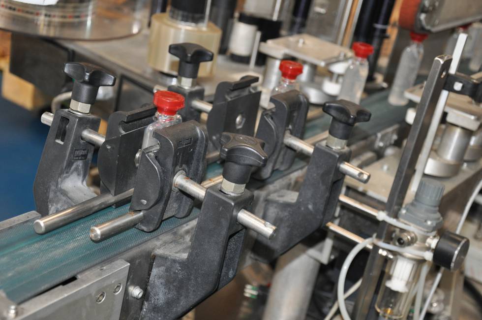 Frascos de líquido desinfectante en la fábrica de Bulgari en Italia.